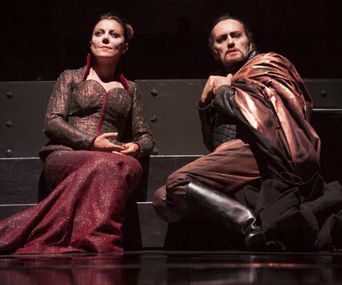 Gaia Aprea e Luca Lazzareschi in Macbeth. Foto Fabio Donato
