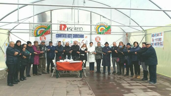 La serra di Piazza Gramsci, presidio di protesta a Vittoria