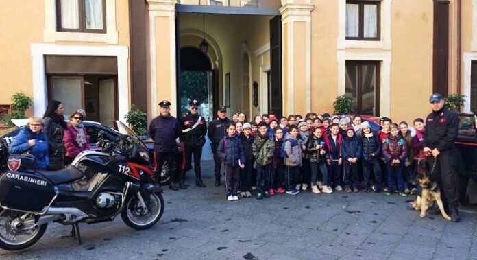 scuola de amicis catania in visita ai carabinieri
