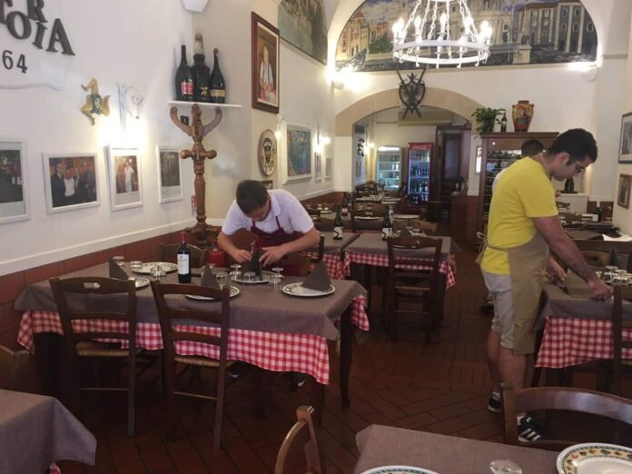 ragazzi disabili lavorano in trattoria a Catania